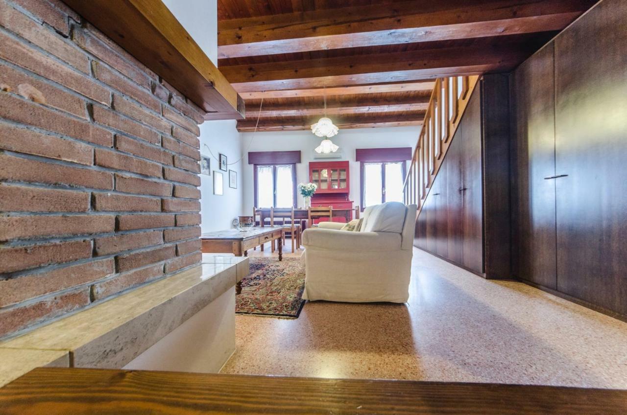 Вілла Novalesi Red House Ноале Екстер'єр фото